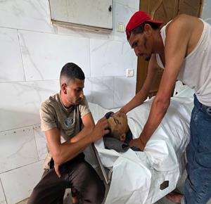 وداع الطالب الشهيد خالد زكي البريم في مجمع ناصر الطبي بخان يونس، والذي ارتقى في غارة نفذتها طائرة مسيرة إسرائيلية على منطقة المواصي، وذلك بعد يوم من حصوله على نتائج الثانوية العامة التي أظهرت تفوقه الدراسي